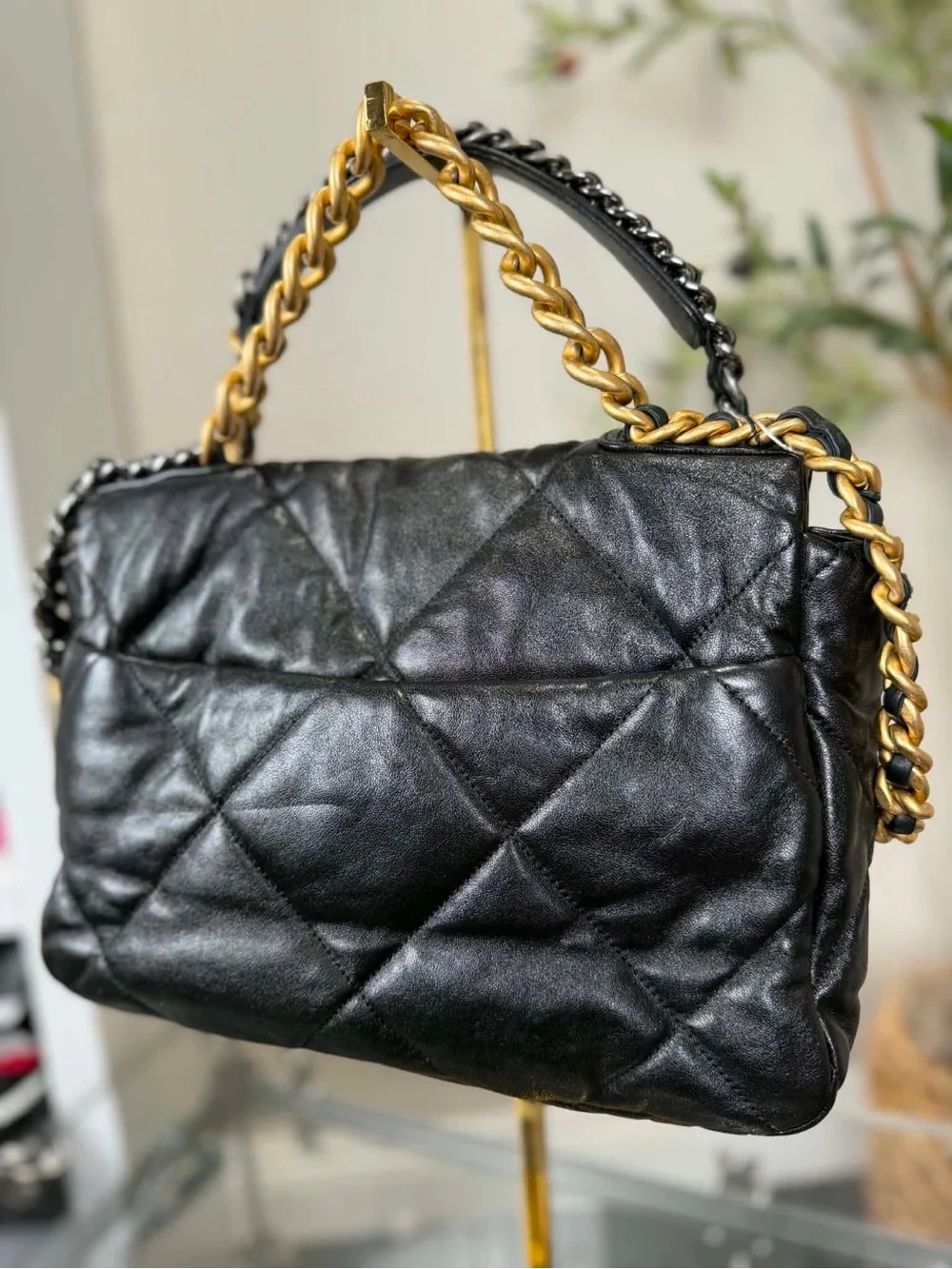 CHANEL Black Quilted Shoulder Bag with Gold Chain CC